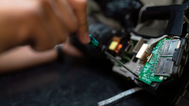 Retro Konsole (NES, SNES, Game Boy): Jak diagnozować i naprawiać problemy z układami ROM na kartridżach? Poradnik reflowu i wymiany chipów dla zaawansowanych kolekcjonerów.