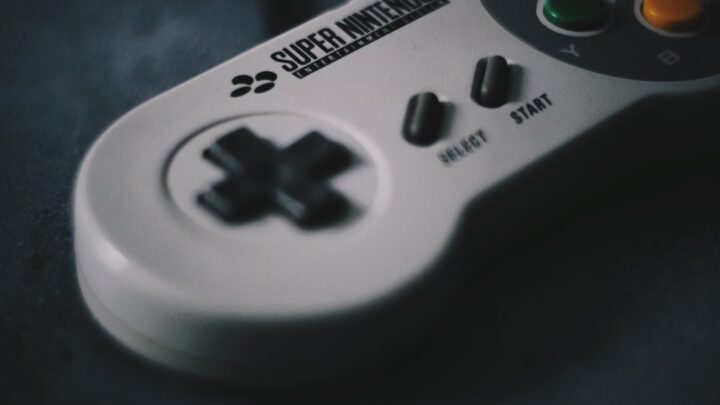 Retro Konsole (PSX, Dreamcast, N64): Jak podłączyć współczesne kontrolery bezprzewodowe do retro konsol? Przewodnik po adapterach Bluetooth i konwerterach.