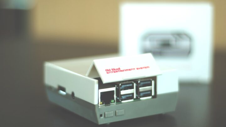 Retro Konsole (SNES, NES, Genesis): Jak stworzyć własne, spersonalizowane mini-konsole retro (np. Raspberry Pi) i uruchamiać na nich ulubione gry?