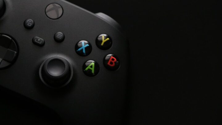 Xbox Series X/S: Jak efektywnie wykorzystać funkcje Cross-Play i Cross-Save w grach na konsoli i PC? Poradnik konfiguracji i zarządzania postępami.
